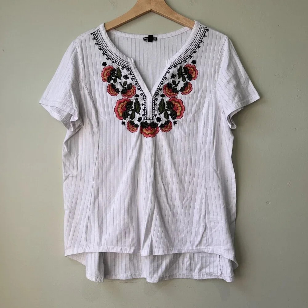 Hannah Womens Embroidered V-Neck White Top With Floral Details Size XL